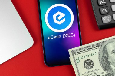 eCash XEC madeni para sembolü. Şifreli para ticareti, dijital ve sanal para, cep telefonu konsepti ile bankacılık. Çalışma alanı, dizüstü bilgisayarlı fotoğraf tablosu