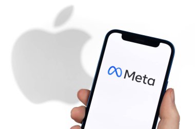 Cep telefonu ekranında Meta ve Apple logosu