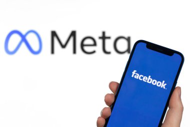 Meta 'da Facebook ismini değiştir. Logo cep telefonu ekranında. Metaverse konsept fotoğrafı