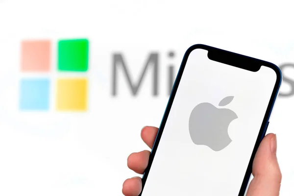 AppleとMicrosoftのコンセプト 画面上のロゴ付き携帯電話 クローズアップビュー ビジネス — ストック写真