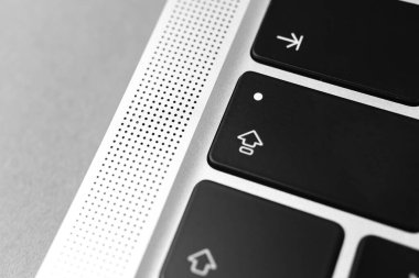 Capslock tuşu ve klavyedeki düğme. Kapak kilitleme işareti. Modern dizüstü bilgisayar, iletişim kavramı