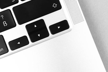 Ok tuşu ve klavyedeki düğme. Ok işaretini yakın çekim yap. Modern dizüstü bilgisayar, iletişim kavramı 