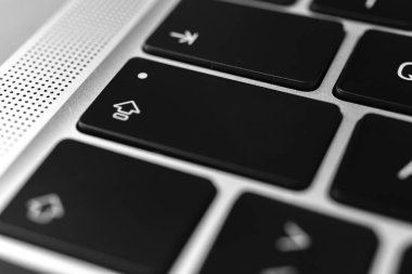 Capslock tuşu ve klavyedeki düğme. Kapak kilitleme işareti. Modern dizüstü bilgisayar, iletişim kavramı