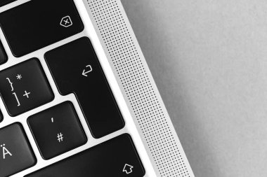 Klavyeye tuşu ve düğmeyi girin. İmzayı yakın çekim olarak girin. Modern dizüstü bilgisayar, iletişim kavramı