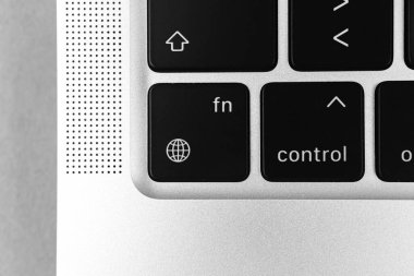 Dünya tuşu ve klavyedeki düğme. Küre ve dil ayarları yakın çekim imzası atıyor. Modern dizüstü bilgisayar, iletişim kavramı