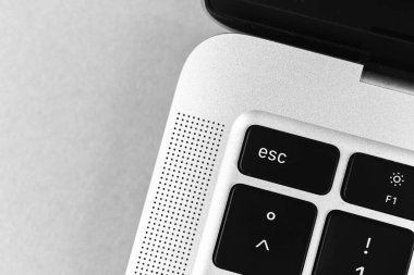 Esc tuşu ve klavyedeki düğme. Kaçış işareti yakın plan. Modern dizüstü bilgisayar, iletişim kavramı