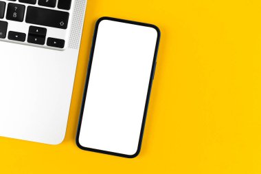 Akıllı telefon maketli ofis masası. İşletme yatağı ve minimum tasarım geçmişi. Üst görünüm ve kopyalama alanı 