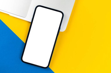 Akıllı telefon maketli ofis masası. İşletme yatağı ve minimum tasarım geçmişi. Üst görünüm ve kopyalama alanı 