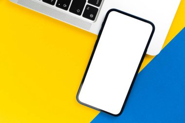 Akıllı telefon maketli ofis masası. İşletme yatağı ve minimum tasarım geçmişi. Üst görünüm ve kopyalama alanı