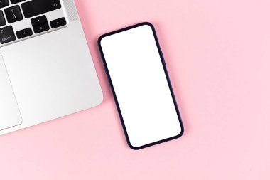 Düz kontak akıllı telefon modeli, bilgisayarlı ofis masaüstü, parlak pembe arka plan. Üst görünüm, alanı kopyala