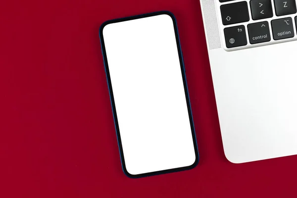 Flat Lay Smartphone Mockup Desktop Escritório Com Laptop Fundo Borgonha — Fotografia de Stock