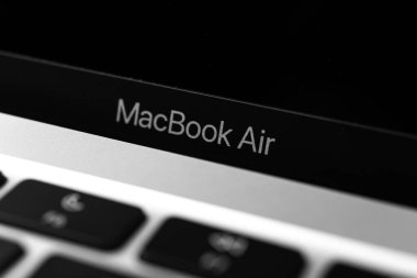 Apple Macbook Air logosu yakın plan. Apple M1 ve MacOS üzerinde modern dizüstü bilgisayar