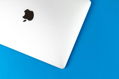 Apple Macbook parlak masa arkasında. İş ve ofis konsepti, üst görünüm, düz yatak