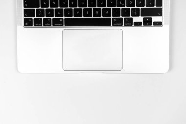 Modern laptop klavye düz gümüş arka plan yatıyordu. Ofis çalışma masası, asgari tasarım konsepti. Üst görünüm, alanı kopyala