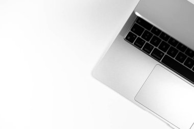 Modern dizüstü bilgisayar gümüş arka plandaydı. Not defteri klavyesi. Ofis çalışma masası, asgari tasarım konsepti. Üst görünüm, alanı kopyala 