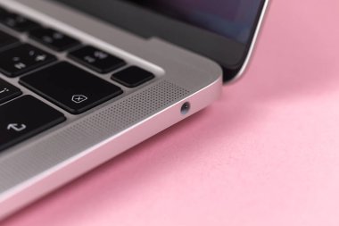 Laptop kulaklık, yakın plan. Modern 3.5 mm 'lik kriko bağlantısı. Teknoloji geçmişi