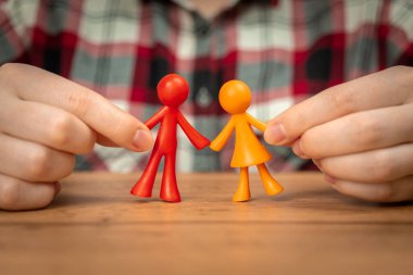 Ebeveyn figürleri insan ellerinde. Aile değerleri ve babalık geçmişi kavramı 