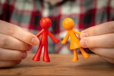 Ebeveyn figürleri insan ellerinde. Aile değerleri ve babalık geçmişi kavramı