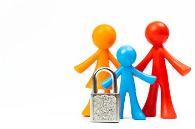 Çocuklu genç bir aile ve kilit. Çocuklara ya da evlat edinme kavramına yasak. Beyaz bir arkaplanda izole edilmiş