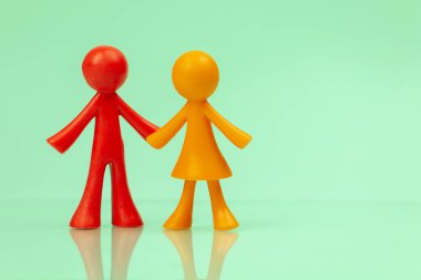 İzole edilmiş parlak bir geçmişi olan aile figürleri. Yetişkin baba ve anne kavramı. Boşluğu kopyala