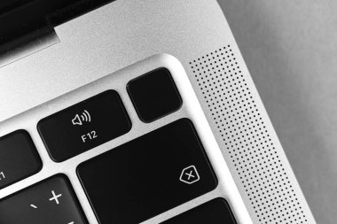 Kharkov, Ukrayna - 2 Şubat 2022: MacBook Air 2020 için parmak izi tarayıcısı sistemi ve uygulamalı alımları açmak için. Klavye düğmesi yakın görüntü fotoğrafı