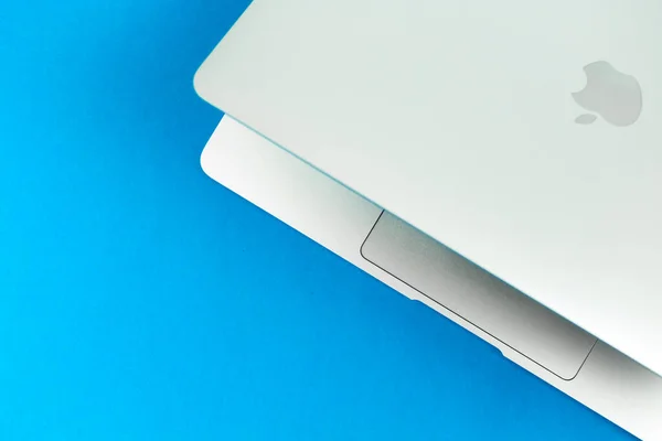 Apple Macbook Air Jasně Modrém Pozadí Stolu Obchodní Kancelářský Koncept — Stock fotografie