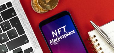 Gerçek hayatta NFT. Kriptoart, serbest çalışma alanı ve akıllı telefon ile şifreleme sanatı, üst görünüm afişi ile çalışmak