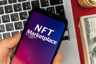 Akıllı telefondan NFT pazarında çalışan bir adam. Kripto sanatının geleceği, modern engelleme teknolojisi konseptiyle serbest çalışma