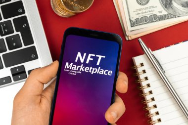 Akıllı telefondan NFT pazarında çalışan bir adam. Kripto sanatının geleceği, modern engelleme teknolojisi konseptiyle serbest çalışma