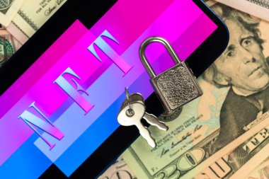 NFT teknolojisini engelliyor. Finanse edilemez jeton konsepti yasaklandı. NFT asma kilit ve para arkaplan, üst görünüm 