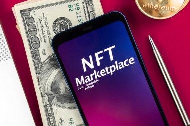 Akıllı telefondan NFT pazar uygulaması. Kripto sanatının geleceği, modern engelleme teknolojisi konseptiyle serbest çalışma