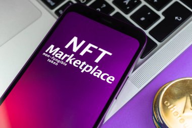 NFT kripto pazar yeri konsepti. Finanse edilemeyen jetonla çalışmak için cep telefonu. Kripto parasının geleceği, engelleme teknolojisi. Laptop ve ethereum madeni para ile ofis masası, üst görünüm