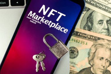 NFT pazarını engelliyor. Finanse edilemez jeton konsepti yasaklandı. NFT asma kilit ve para arkaplan, üst görünüm