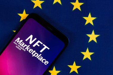 AB ve Avrupa Birliği bayraklarındaki NFT pazarı. Finansal olmayan jeton, kripto sanatı ve engelleme zinciri. Üst görünüm