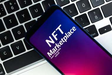 NFT kripto pazar yeri konsepti. Finanse edilemeyen jetonla çalışmak için cep telefonu, dizüstü bilgisayar geçmişi. Üst görünüm