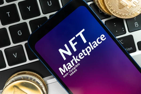 Concepto Mercado Criptográfico Nft Teléfono Móvil Para Trabajar Con Fichas — Foto de Stock