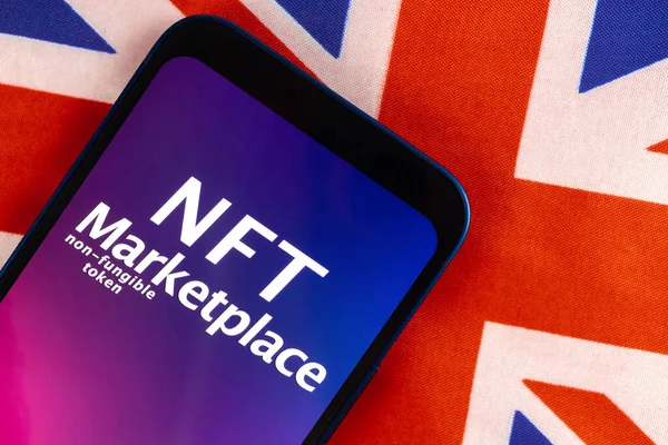 İngiltere 'deki NFT pazarı, Birleşik Krallık bayrağı arka planı. Finansal olmayan jeton, kripto sanatı ve engelleme zinciri. Üst görünüm