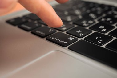 Modern laptop klavyesinde elle kumanda tuşuna basın. Komut işareti ve sembol kapanışı