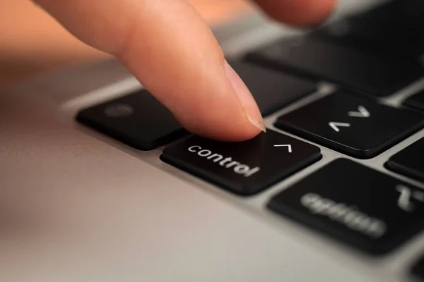 在现代笔记本电脑键盘上按手控键 控制标志和符号特写 — 图库照片