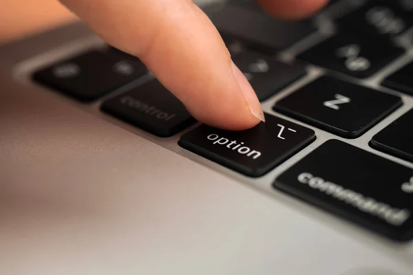 在现代笔记本电脑键盘上按下选择键 选择标志和符号特写 — 图库照片