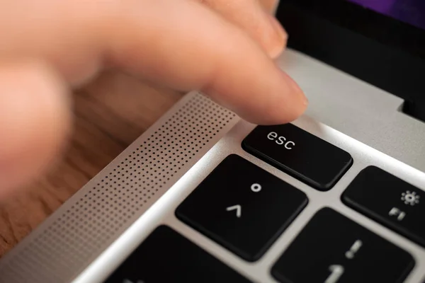 在现代笔记本电脑键盘上按下退出键 Esc标志和符号特写 — 图库照片