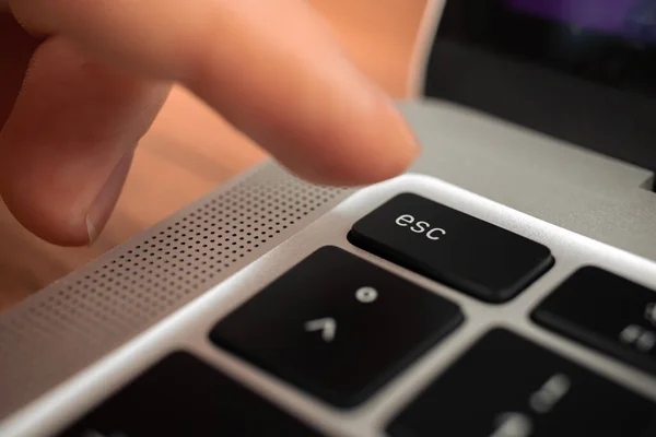 Handdrücken Der Escape Taste Auf Der Modernen Laptop Tastatur Esc — Stockfoto