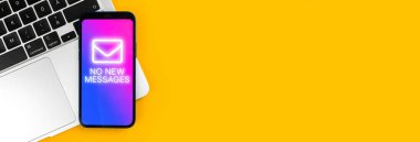 Banner yeni bir mesaj konsepti, iş e-postası ve bülten bekliyor. Bildirimsiz akıllı telefon ekranı, iş yeri ahşap masa dizüstü bilgisayarlı, üst görünüm 