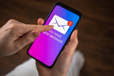 Akıllı telefon ve yeni mesaj ikonu yakın plan. Yeni tebligat ve iş geçmişine sahip cep telefonu kullanan kadın