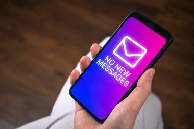 Cep telefonu ekranında yeni mesaj yok. Sohbet etmek için akıllı telefon kullanan kadın, iletişim konsepti fotoğrafı.