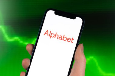 Kharkov, Ukrayna - 11 Şubat 2022: Alphabet Inc logosu, hisse senedi ticareti yeşil listede. Google şirketi, teknoloji endüstrisi. Finans piyasası geçmişi