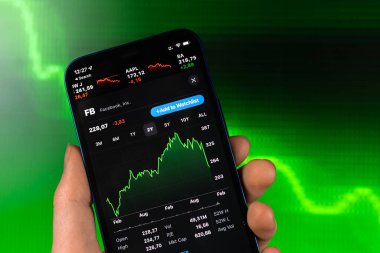 Kharkov, Ukrayna - 11 Şubat 2022: Yeşil listede Facebook hisse senedi ticareti. Amerikan şirketi, teknoloji endüstrisi. Finans piyasası geçmişi