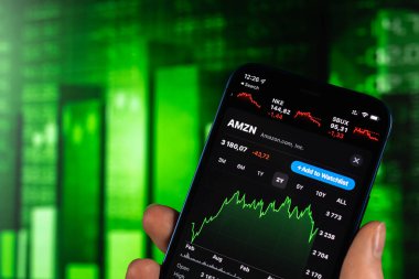 Kharkov, Ukrayna - 11 Şubat 2022: Amazon hisse senedi ticareti yeşil tabloda. Amerikan şirketi, teknoloji endüstrisi. Finans piyasası geçmişi