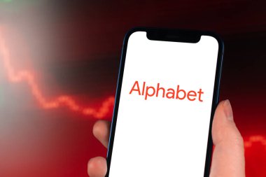 Kharkov, Ukrayna - 11 Şubat 2022: Suudi Aramco hisse senedi ticareti kırmızı listede. Arap petrol şirketi, gaz endüstrisi. Finans piyasası geçmişi