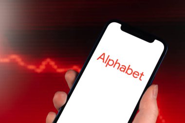 Kharkov, Ukrayna - 11 Şubat 2022: Suudi Aramco hisse senedi ticareti kırmızı listede. Arap petrol şirketi, gaz endüstrisi. Finans piyasası geçmişi